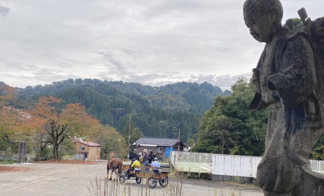 Un écolier japonais accueille les stagiaires d'attelage