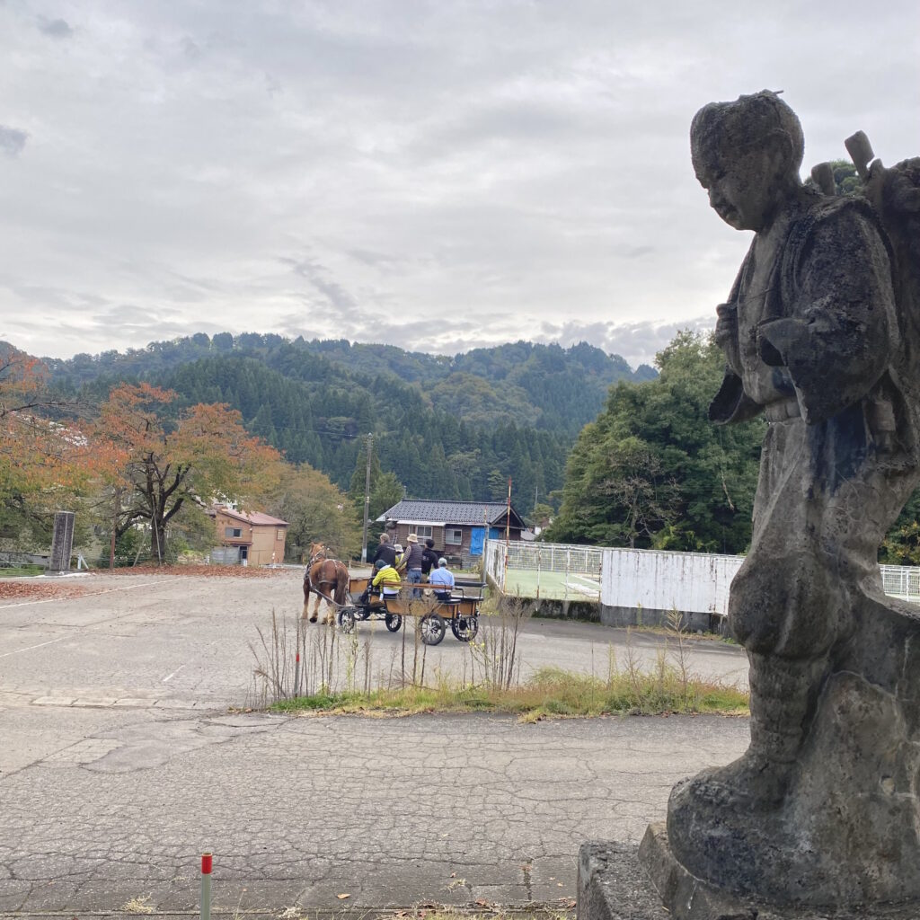 Un écolier japonais accueille les stagiaires d'attelage