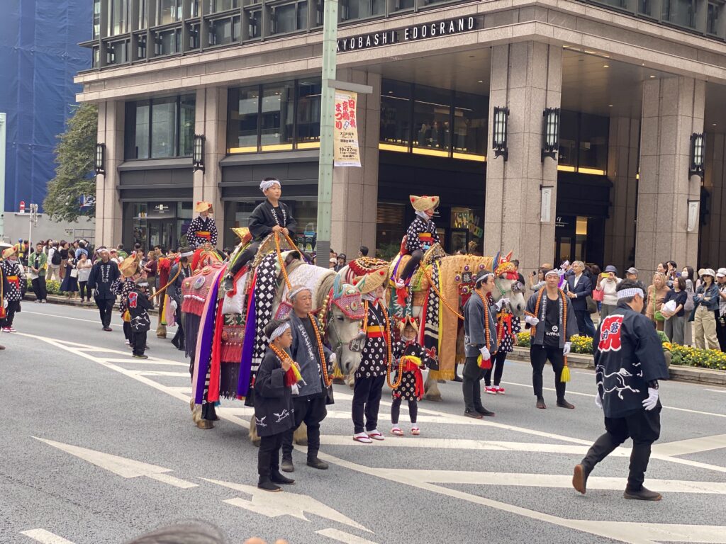 Un écolier japonais accueille les stagiaires d'attelage