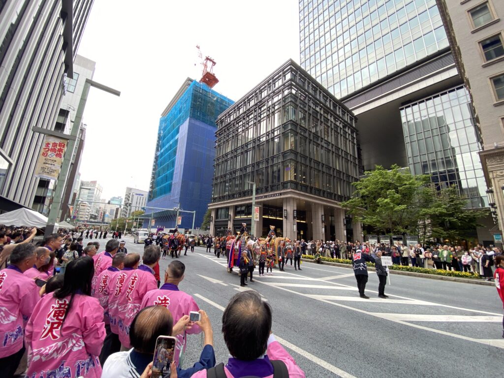 Un écolier japonais accueille les stagiaires d'attelage