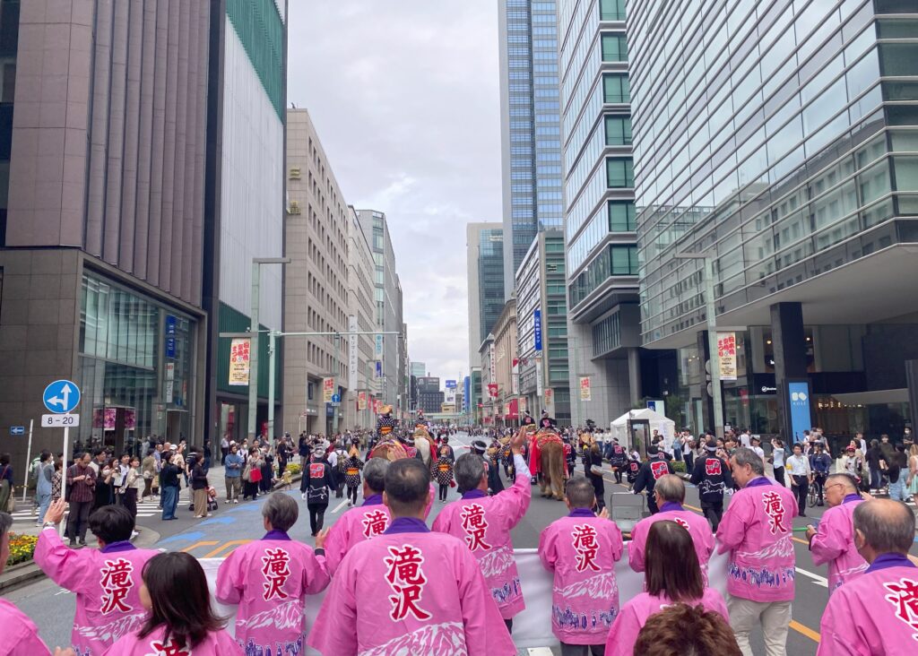 Un écolier japonais accueille les stagiaires d'attelage