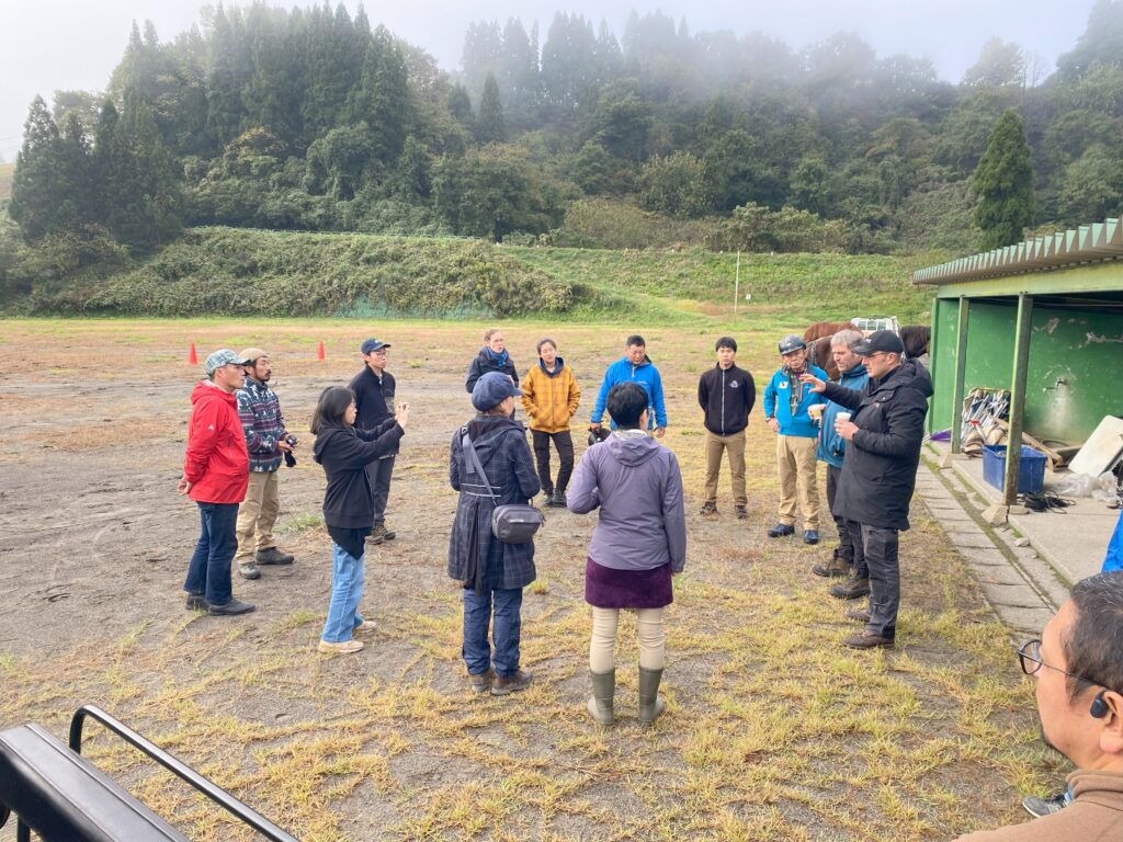 Un écolier japonais accueille les stagiaires d'attelage